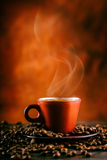 Café. Una taza de café negro y granos de café derramados. Pausa para café
 - Foto, imagen