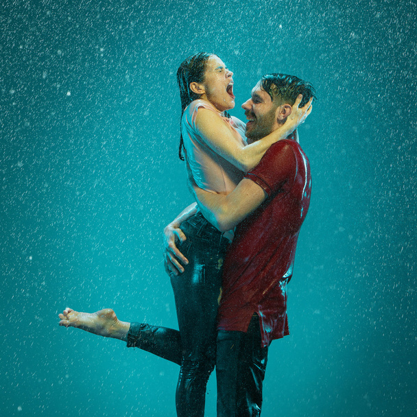 Le couple aimant sous la pluie
 - Photo, image