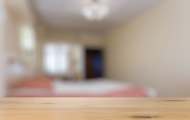 mesa de madera en el dormitorio
 - Foto, imagen
