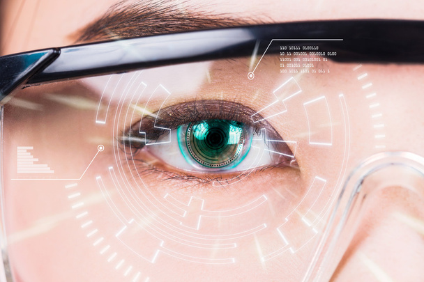 Primer plano del ojo de mujer. Las altas tecnologías en el futurista
. :  - Foto, Imagen