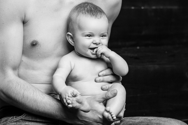 Jeune père nourrit son bébé fille daughter.baby souriant aux mains du pater.black et blanc
 - Photo, image