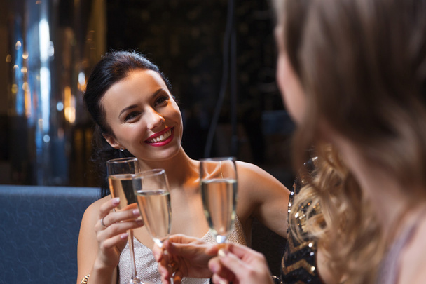 gece kulübünde şampanya bardağı ile mutlu kadın - Fotoğraf, Görsel