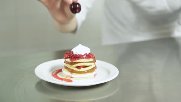 chef decorating delicious dessert - Footage, Video