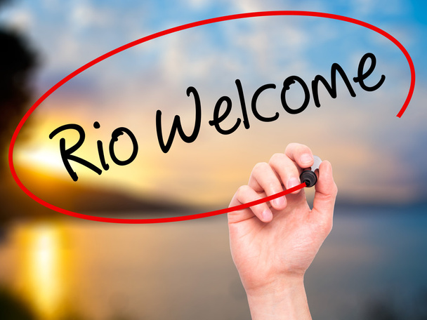 Man Hand schrijven Rio welkom met zwarte marker op visuele scherm. - Foto, afbeelding
