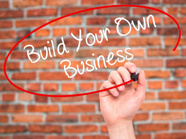 Hombre Escritura a mano Construye tu propio negocio con marcador negro en vi
 - Foto, imagen