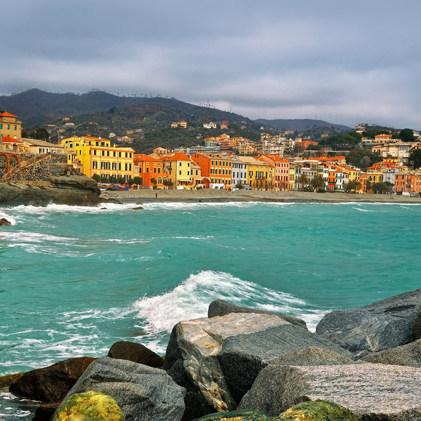 Casas de cor italiana na costa do Mediterrâneo
 - Foto, Imagem