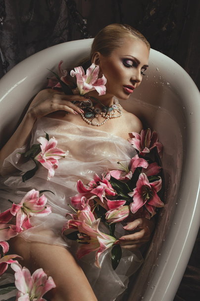 woman in bath with flowers - Фото, изображение