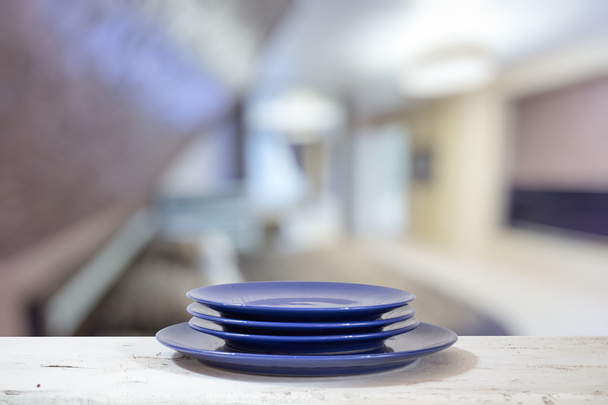 piatti su tavolo bianco
 - Foto, immagini