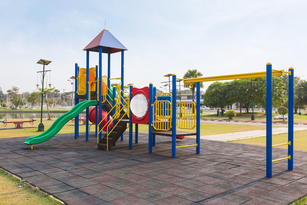 Красочная детская площадка во дворе парка. - Фото, изображение