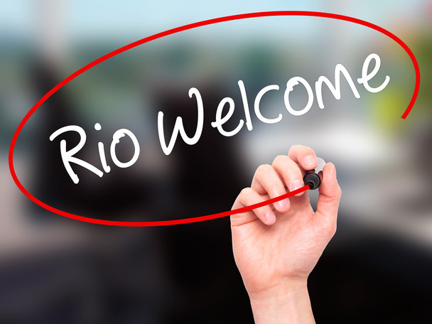 Férfi kézi írás Rio Welcome-val fekete darabjelző vizuális képernyőn. - Fotó, kép