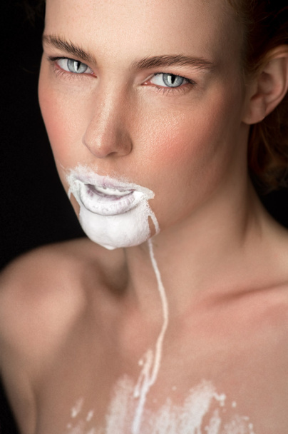 girl with milk on face - Foto, Bild