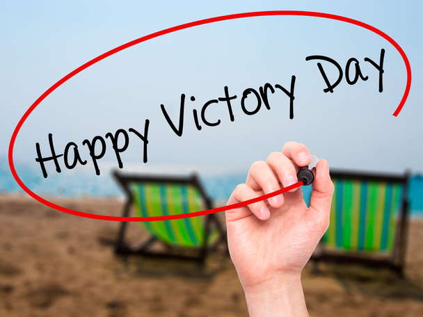 Uomo Scrittura a mano Happy Victory Day con pennarello nero su visual s
 - Foto, immagini