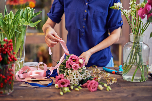 hands arranging bouquet - Foto, Imagen