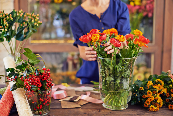 Blumenverkäufer wählt Blumen aus - Foto, Bild