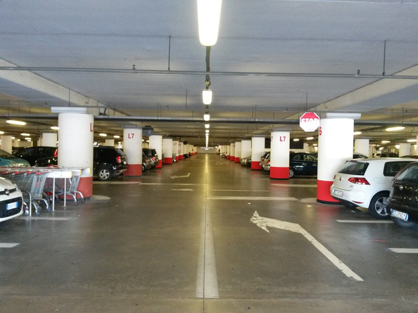 Multi-andares interiores de estacionamento
 - Foto, Imagem