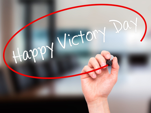 Mann Hand schreibt glücklichen Siegestag mit schwarzem Marker auf visuellen s - Foto, Bild
