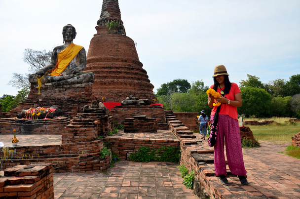 Gente rezando con estatua de buda en Wat Worachet Tharam
 - Foto, imagen