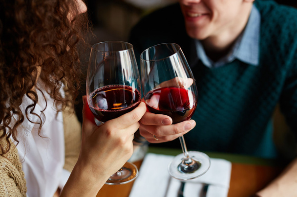 couple toasting with wine - Foto, afbeelding