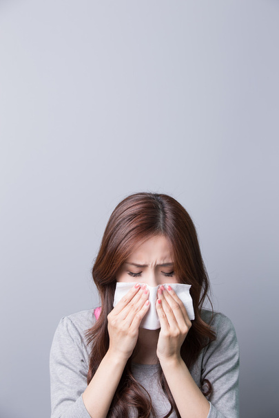 Una donna prende un raffreddore
 - Foto, immagini