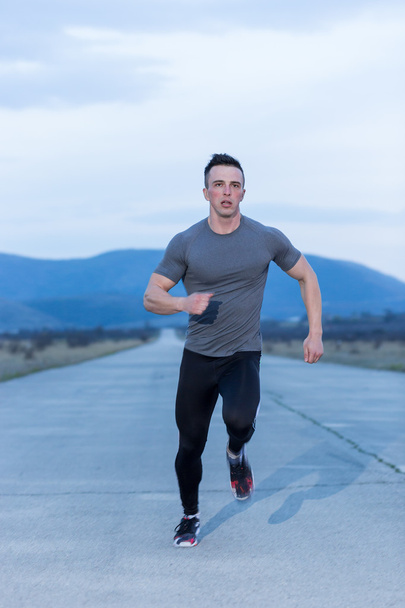 健康的なアスリートの男は朝空のロートでジョギング - 写真・画像