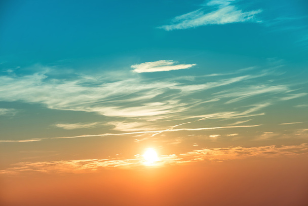 Coucher de soleil dans le ciel avec des nuages bleu orangé
 - Photo, image