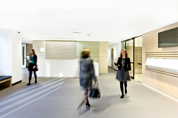 Salle de réception moderne avec trois femmes montrant des mouvements flous - Photo, image