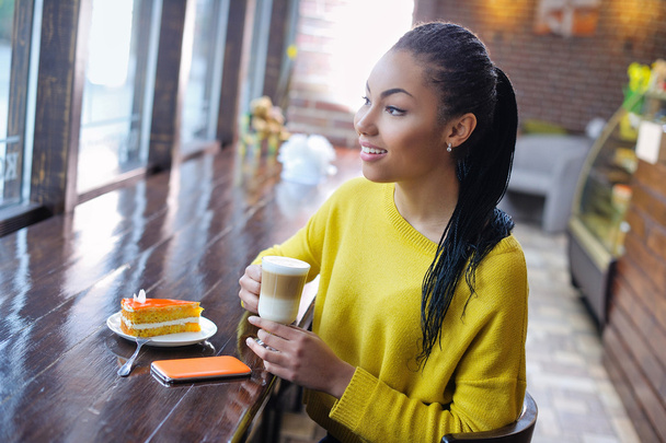 Happy teenage girl enjoying her coffee break - Фото, зображення