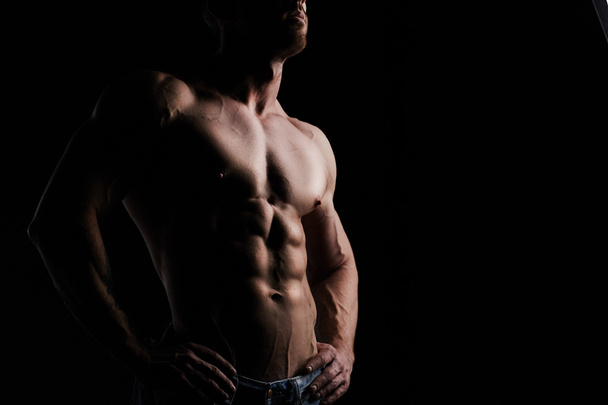 Hombre muscular posando
 - Foto, imagen