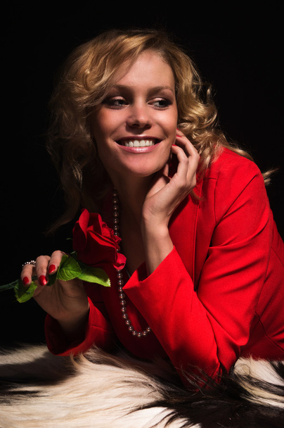Portret van sensuele dame in het rood met roos - Foto, afbeelding