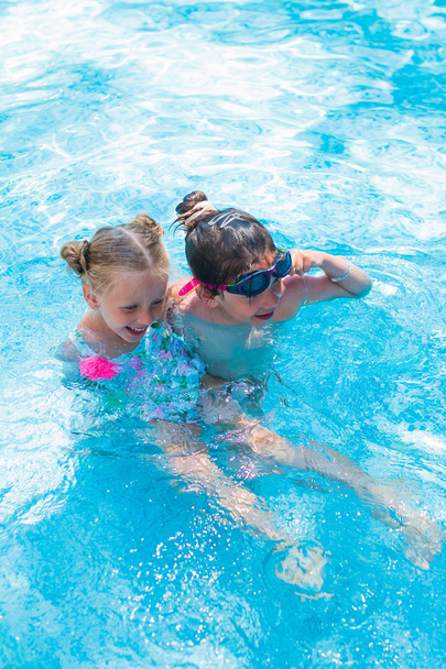 Zabawa dzieci bawiące się w basenie i cieszyć się - Zdjęcie, obraz