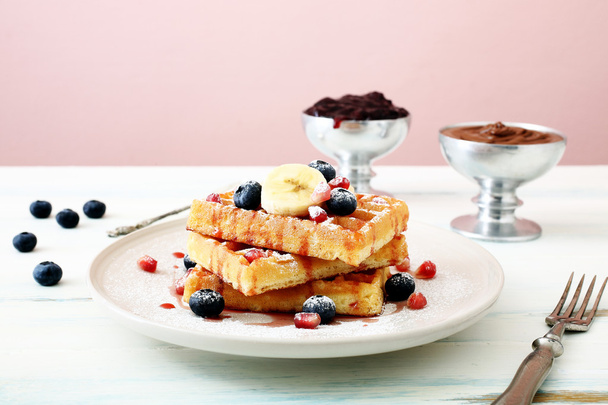 waffles with fresh fruits - Foto, afbeelding