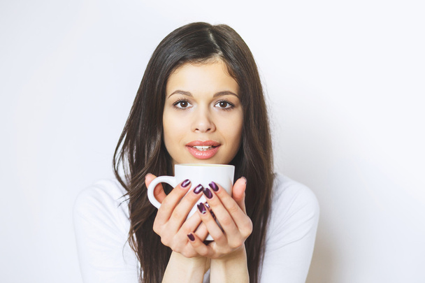 joven bonita mujer bebiendo café o té. Relajante chica. Mujer tomando café por la mañana en casa estilo de vida
. - Foto, Imagen