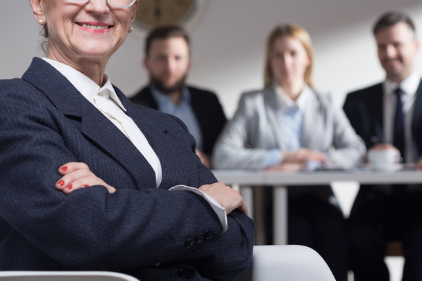 Sebevědomá starší žena v obleku a job interview - Fotografie, Obrázek
