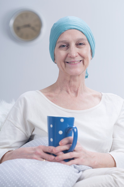 Positive sick woman after chemotherapy - Foto, afbeelding