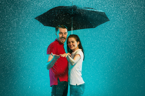 The loving couple in the rain - Fotoğraf, Görsel
