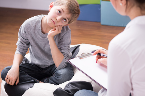 Boy bored of conversation with psychologist - 写真・画像