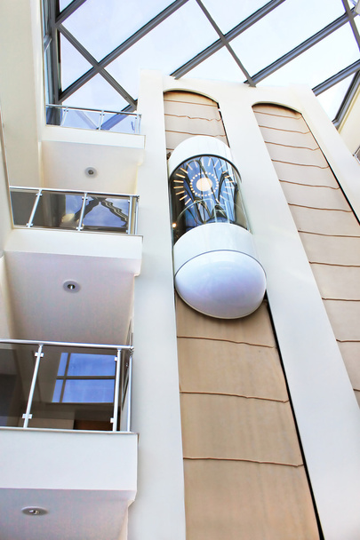 Ascensor en el edificio moderno, Turquía
 - Foto, imagen