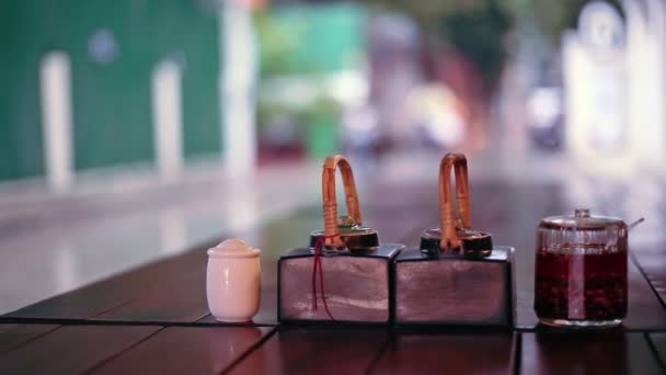 Tischsoßen und verregneter Straßenblick vom Restaurant im Freien, Phnom Penh, Kambodscha - Filmmaterial, Video
