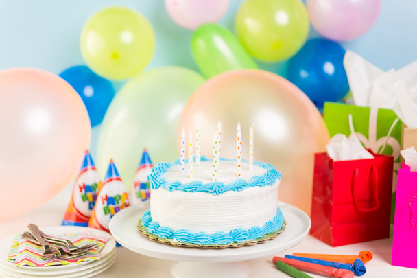 prosty tort urodzinowy - Zdjęcie, obraz
