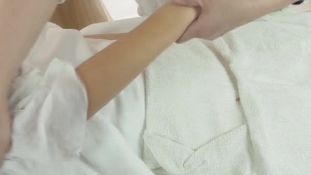 Cosmetologo pulire donna destra mano per mano tovagliolo in salone di bellezza dopo maschera mano
. - Filmati, video