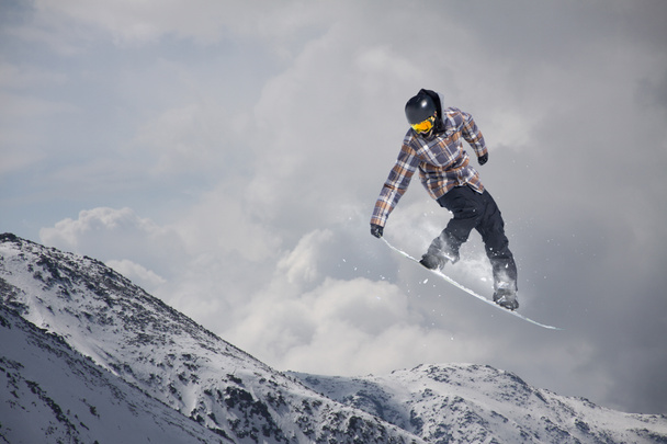 Snowboarder saltando sobre montañas. Deporte extremo
. - Foto, imagen