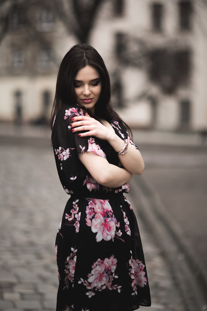 Beautiful brunette young woman posing on the street in old city - Foto, afbeelding