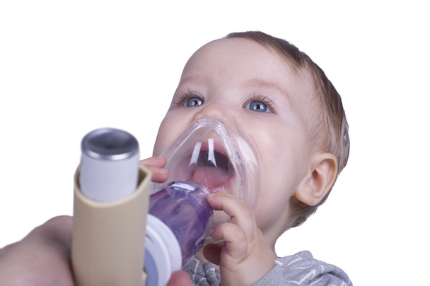 Infantile utilisant un inhalateur d'asthme
 - Photo, image