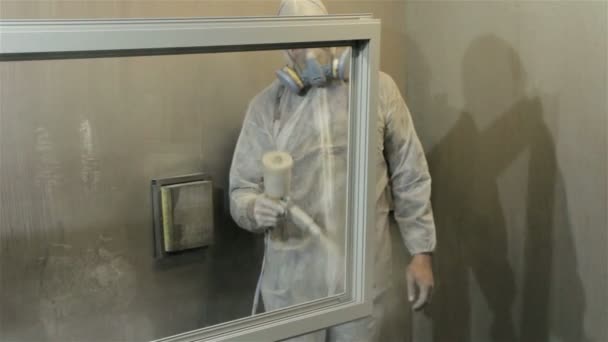 Arbeiter streicht Fenster mit Pulverfarbe - Filmmaterial, Video