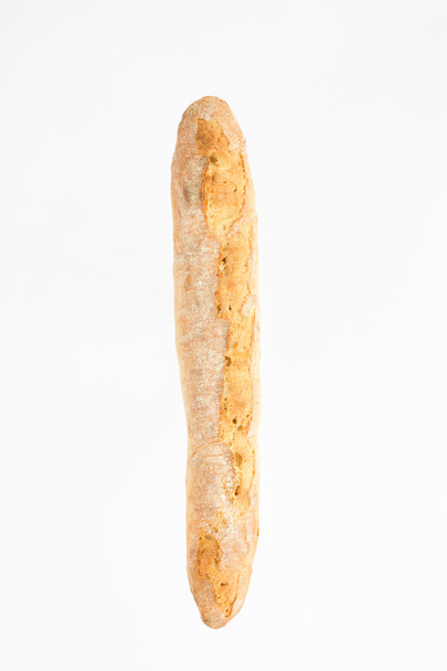Bagietka chleb francuski na białym tle, wykonane z mąki. pieczenia, widok, widok z boku z góry. miejsca na tekst .. - Zdjęcie, obraz
