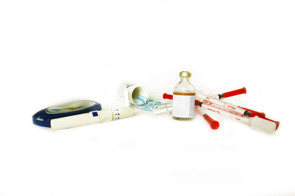 Набор для диагностики диабета (глюкометр) на белом фоне
 - Фото, изображение