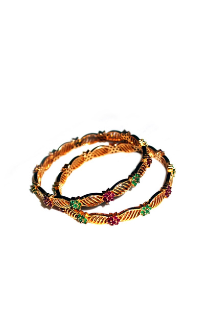 Золотые браслеты с зелеными и красными рубиновыми камнями
 - Фото, изображение