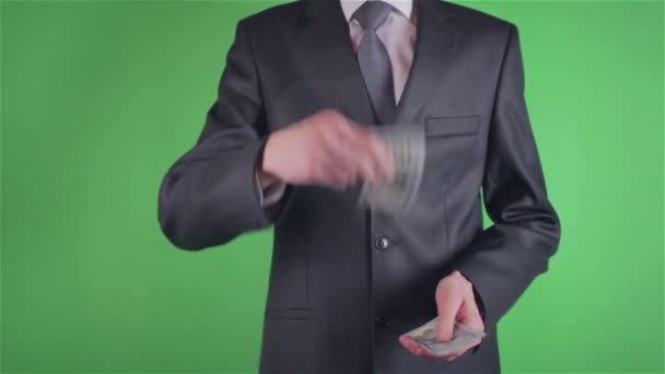 schöner junger Mann wirft Geld auf Chroma-Schlüssel - Filmmaterial, Video