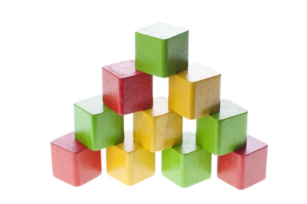 Pirâmide com cubos de madeira
 - Foto, Imagem