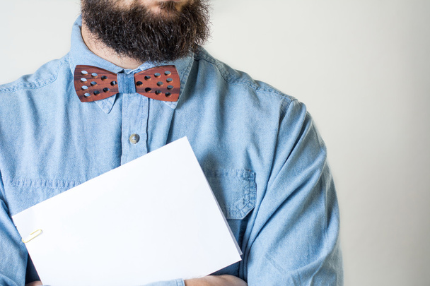Бородатий чоловік з дерев'яною краваткою
 - Фото, зображення